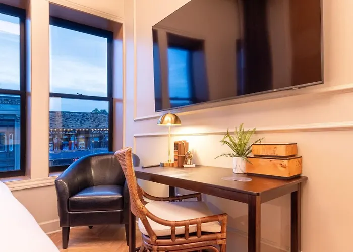 Sinclair Suites - Stylish Retro Boutique Hotel